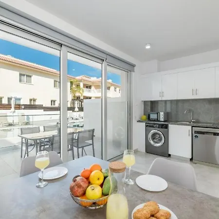 Rons House פאראלימני