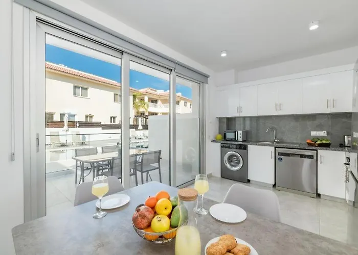 Rons House פאראלימני